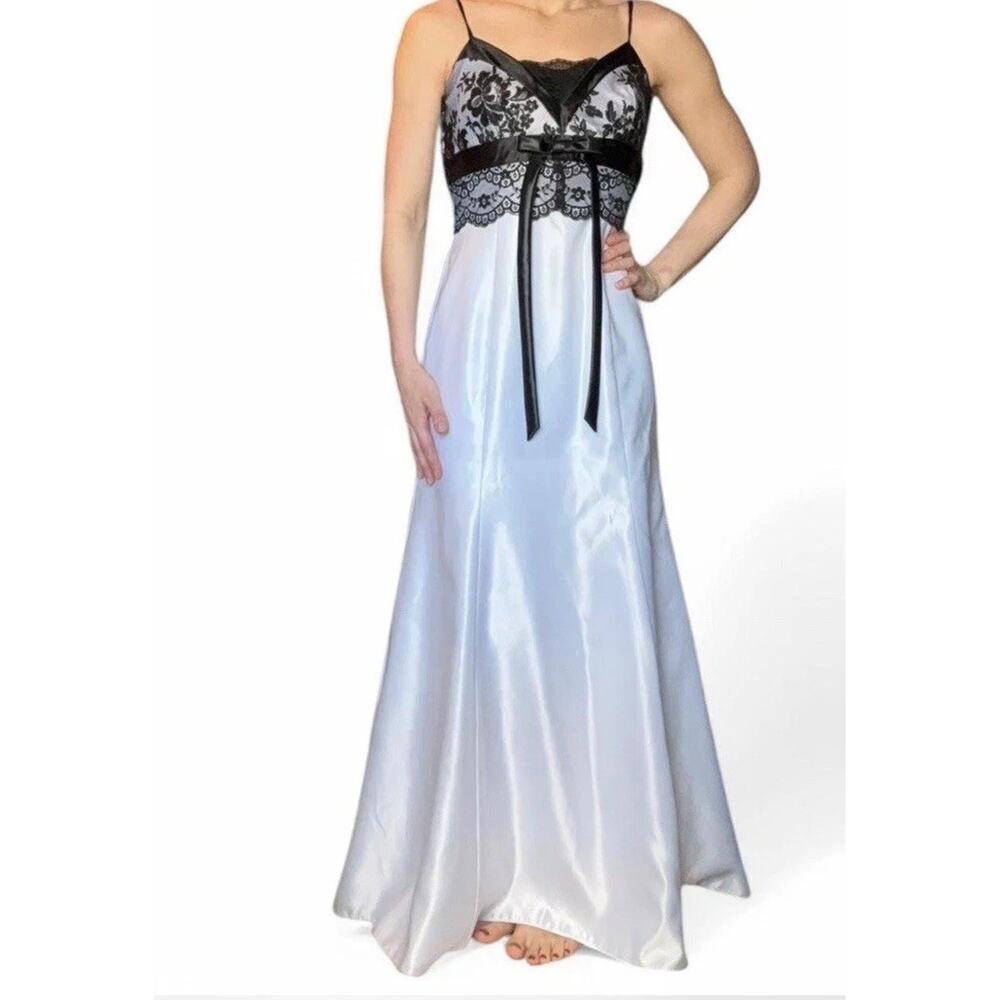 Vintage Jessica McClintok by Gunne Sax white satin and black lace dress size 5